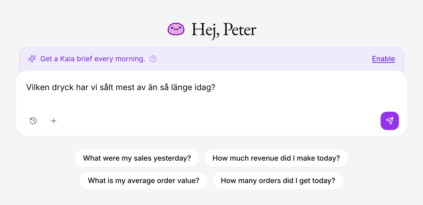 KAIA-chatten i Karma med frågan 'Vilken dryck har vi sålt mest av än så länge idag?' och en daglig sammanfattning varje morgon