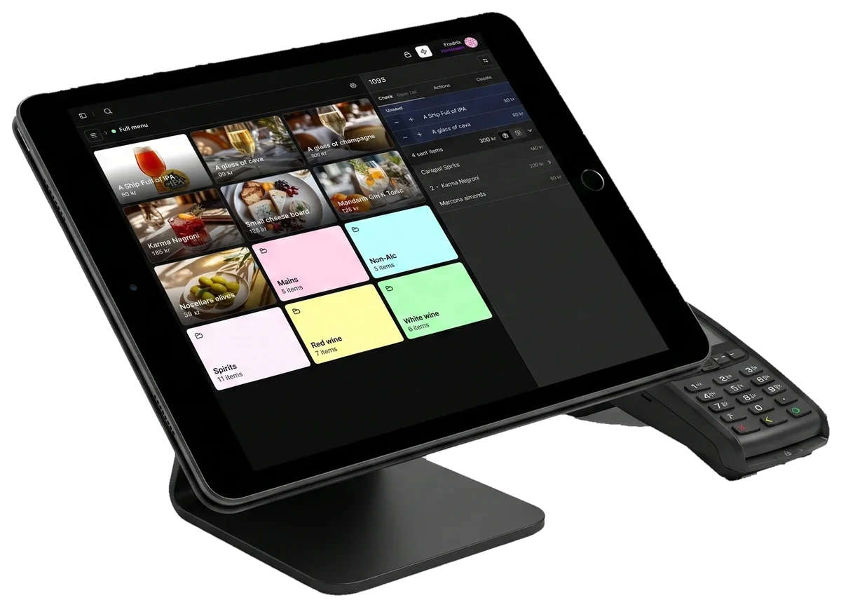 Karma POS på en iPad i kassaställ med en kortterminal bredvid